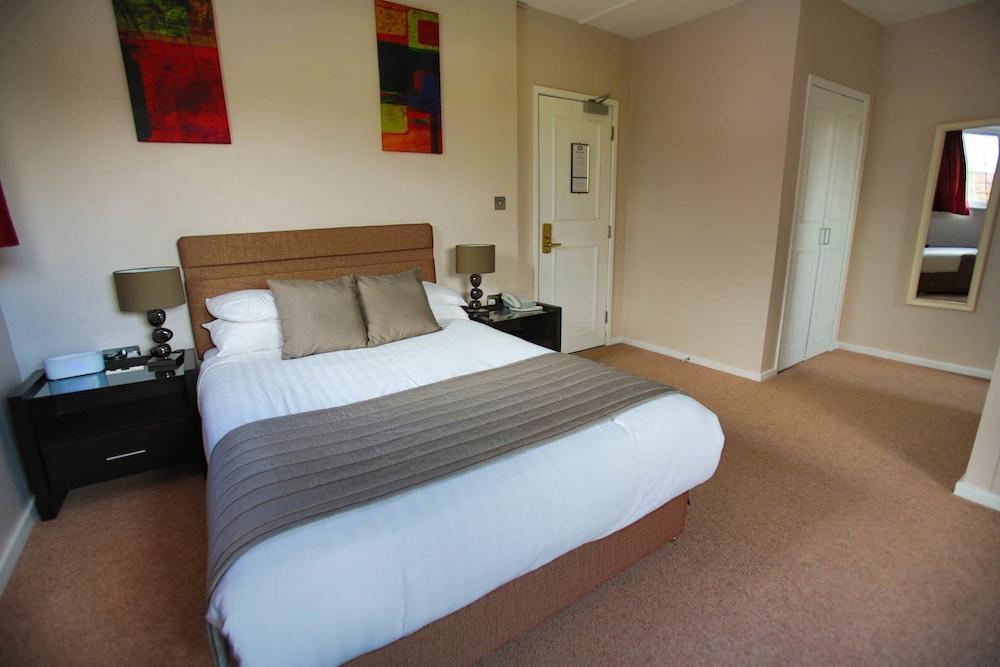 Oaklands Hotel 3*